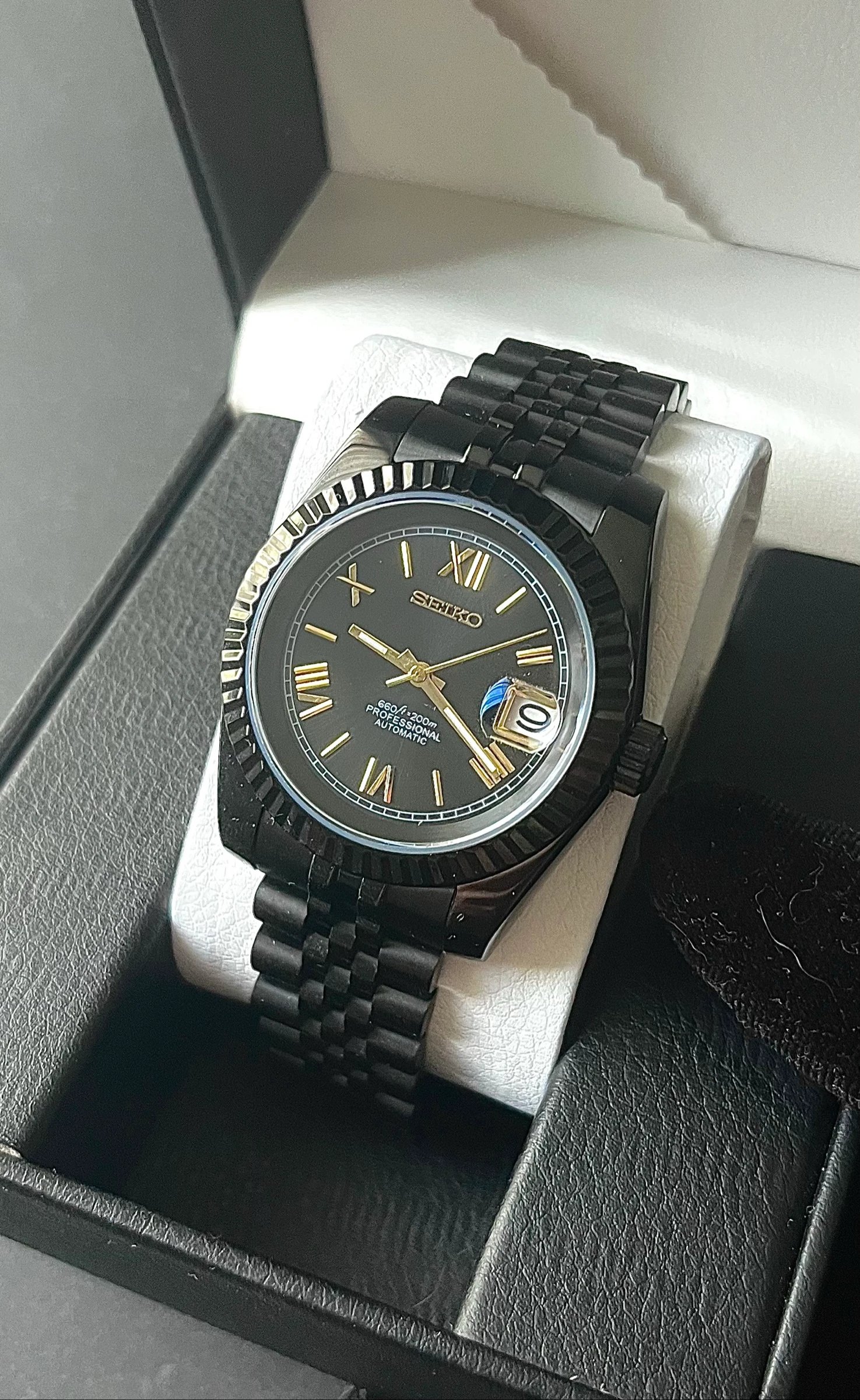✨ Montre – Cadran Noir/Or & Chiffres romains ✨